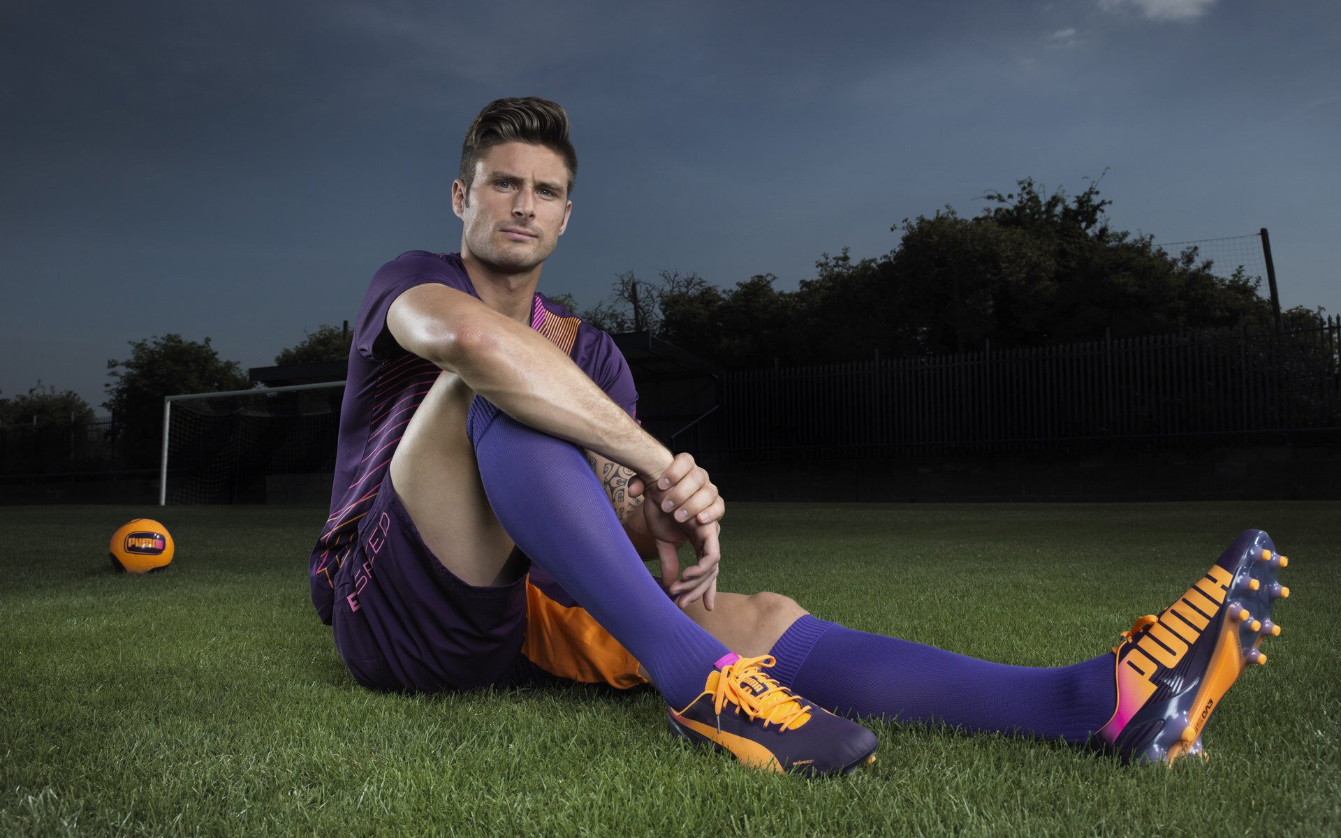 欧冠淘汰赛焦点战，当欧洲足球的硝烟，遇见中国篮球的汗水