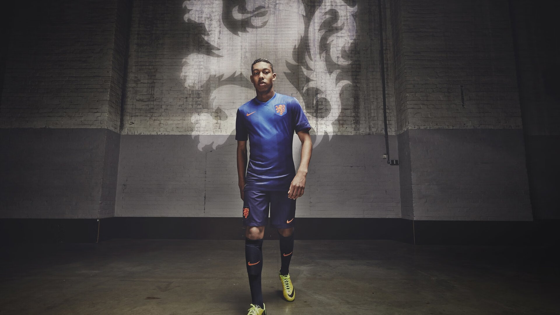 孙兴慜一剑封喉,当东方巨星照亮波兰与皇家社会的暗战